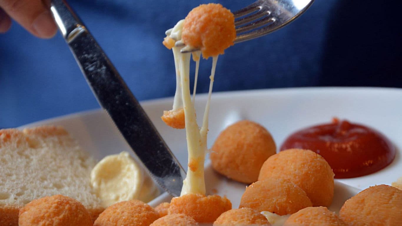 Cheese-filled bites with ketchup and bread
