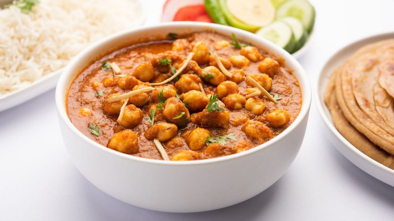 Chickpea curry with rice and bread