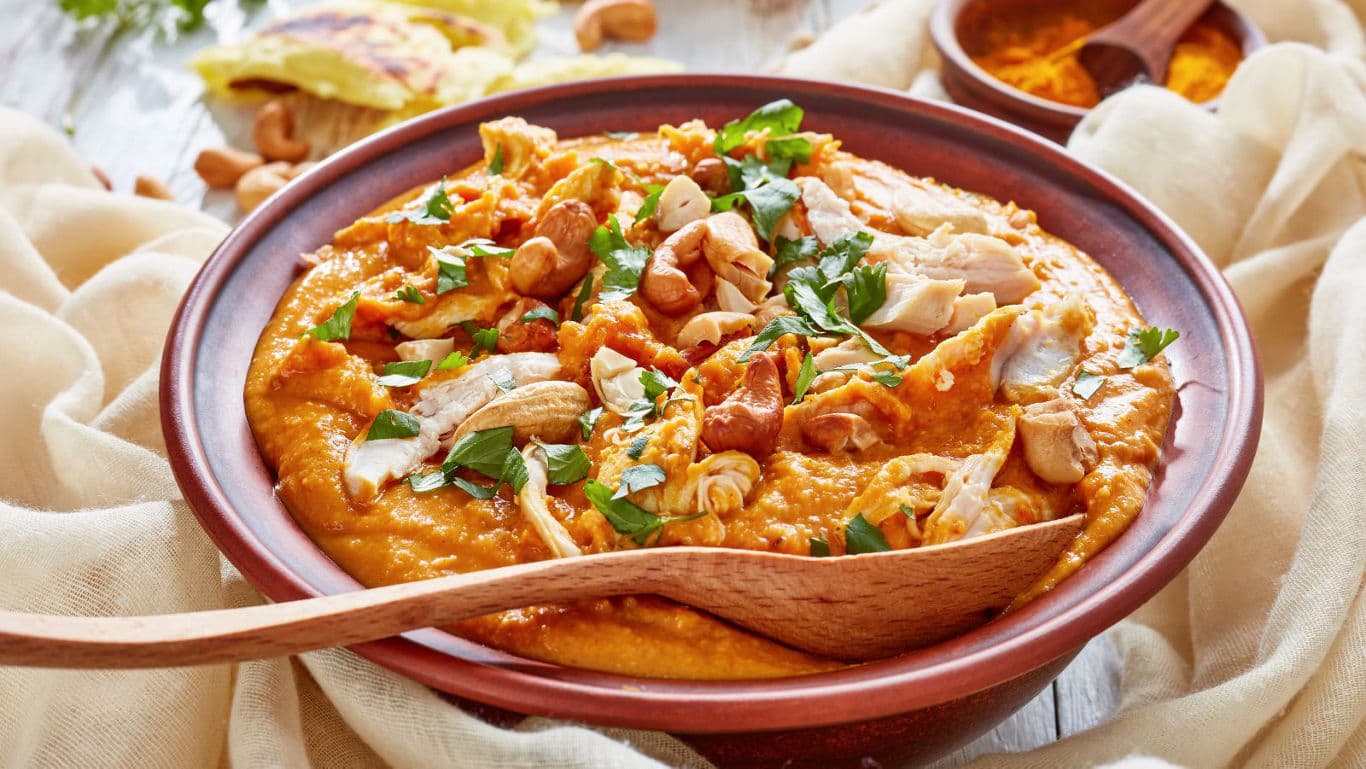 Creamy chicken curry with cashews