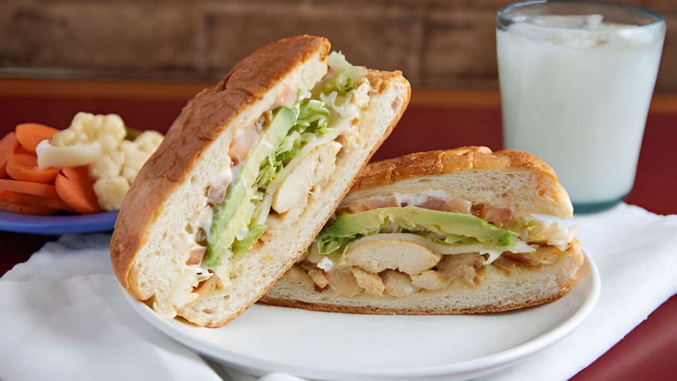 Chicken sandwich with fresh vegetables