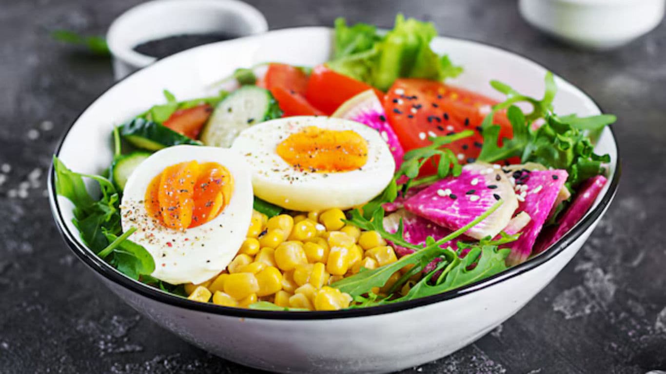 Fresh salad bowl with eggs and vegetables