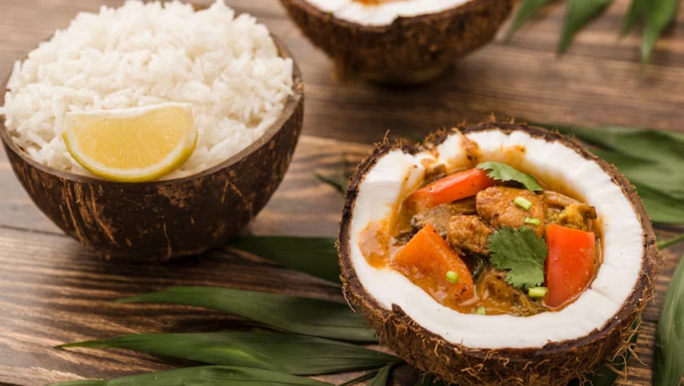 Coconut bowl curry with rice and lemon