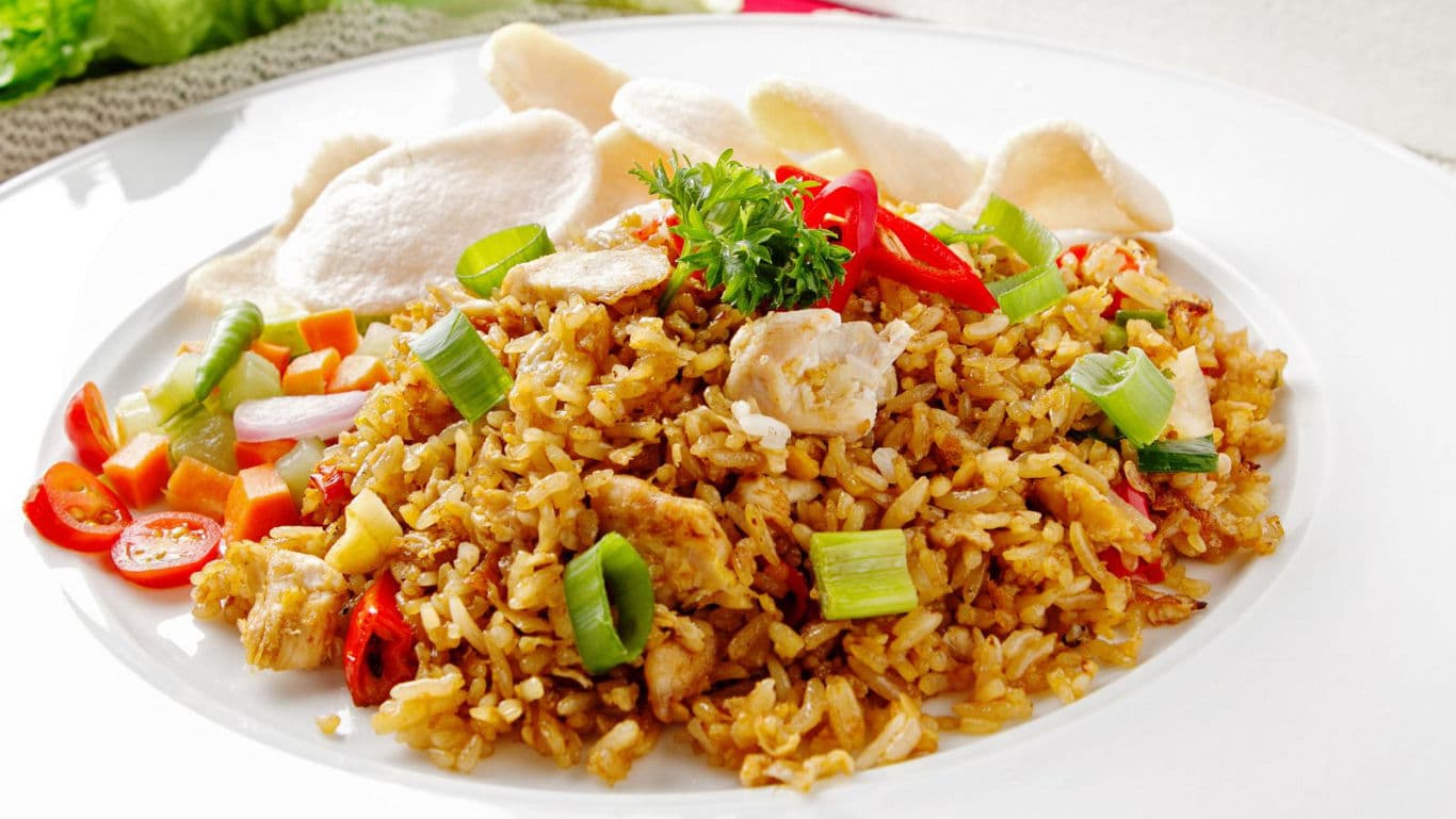 Indonesian fried rice with vegetables and crackers