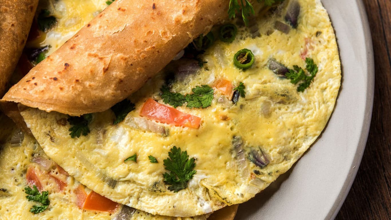 Vegetable omelette with crispy bread