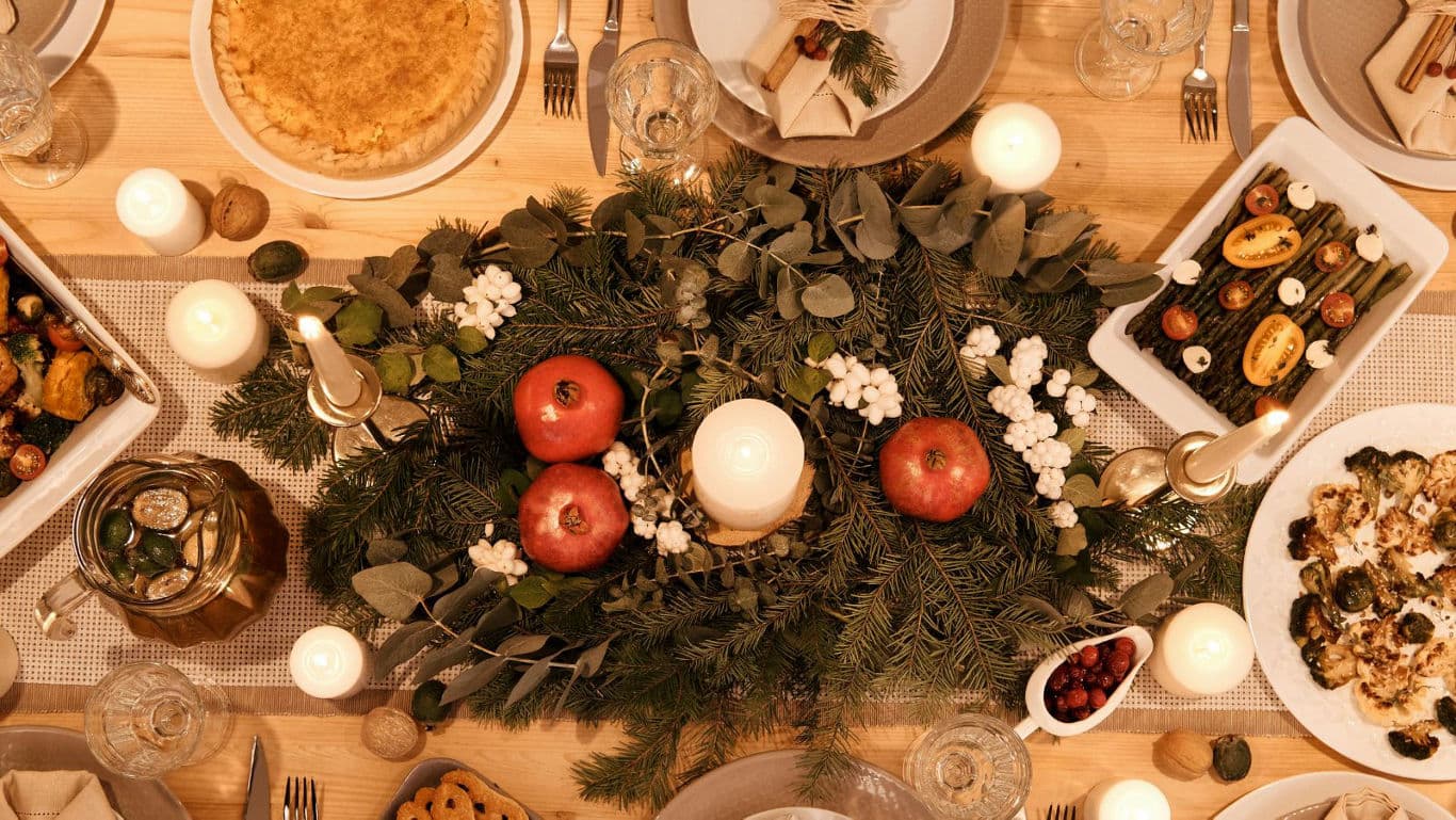 Centrepiece made from pomegranate and leaves