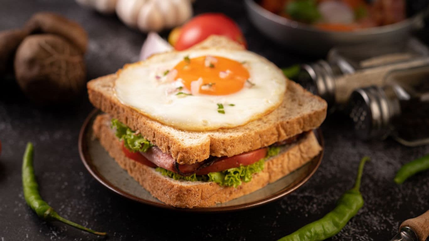 Egg sandwich with fresh vegetables