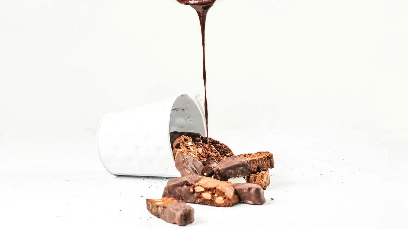 Chocolate biscotti with dripping sauce