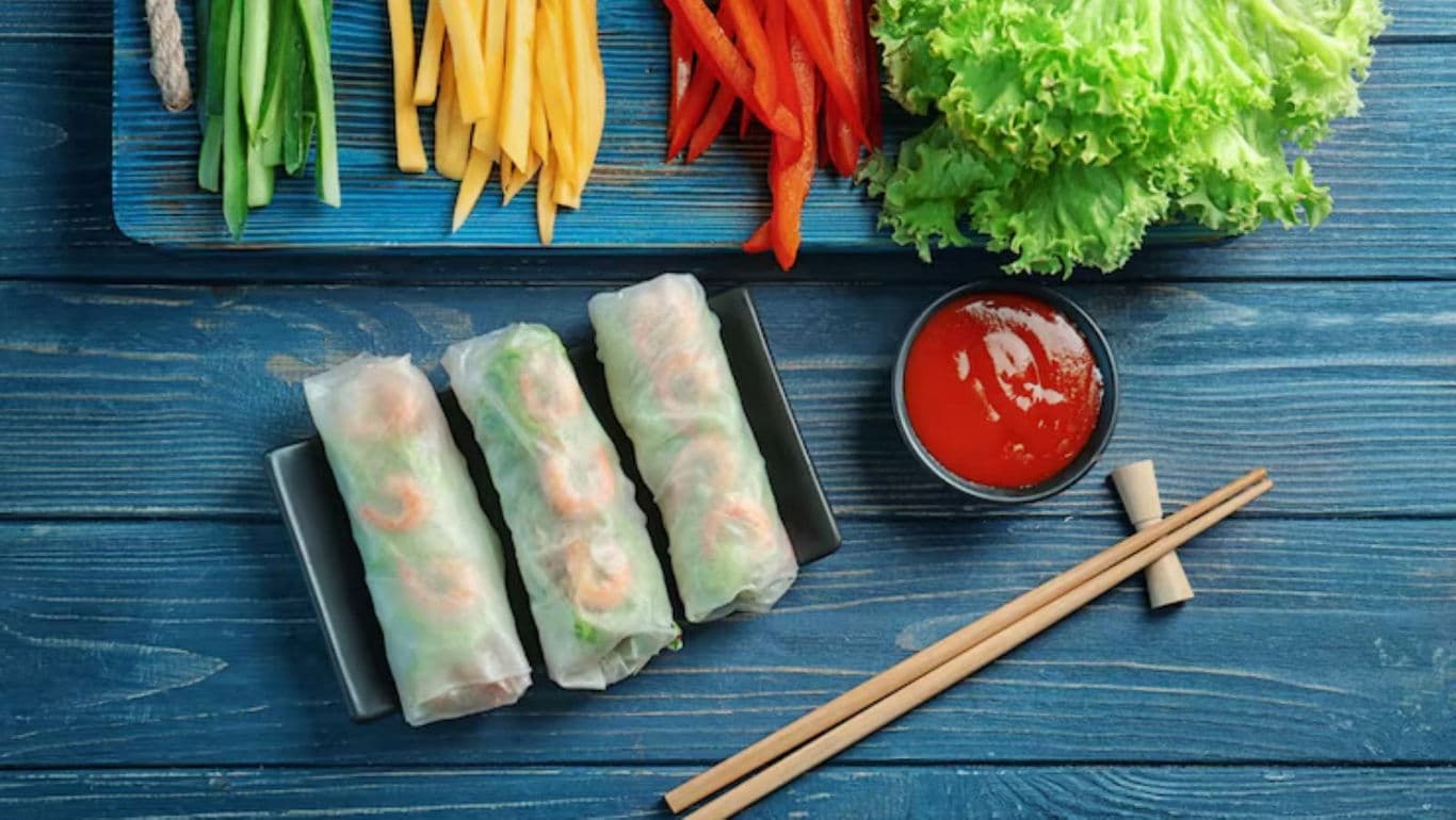 Fresh spring rolls with dipping sauce