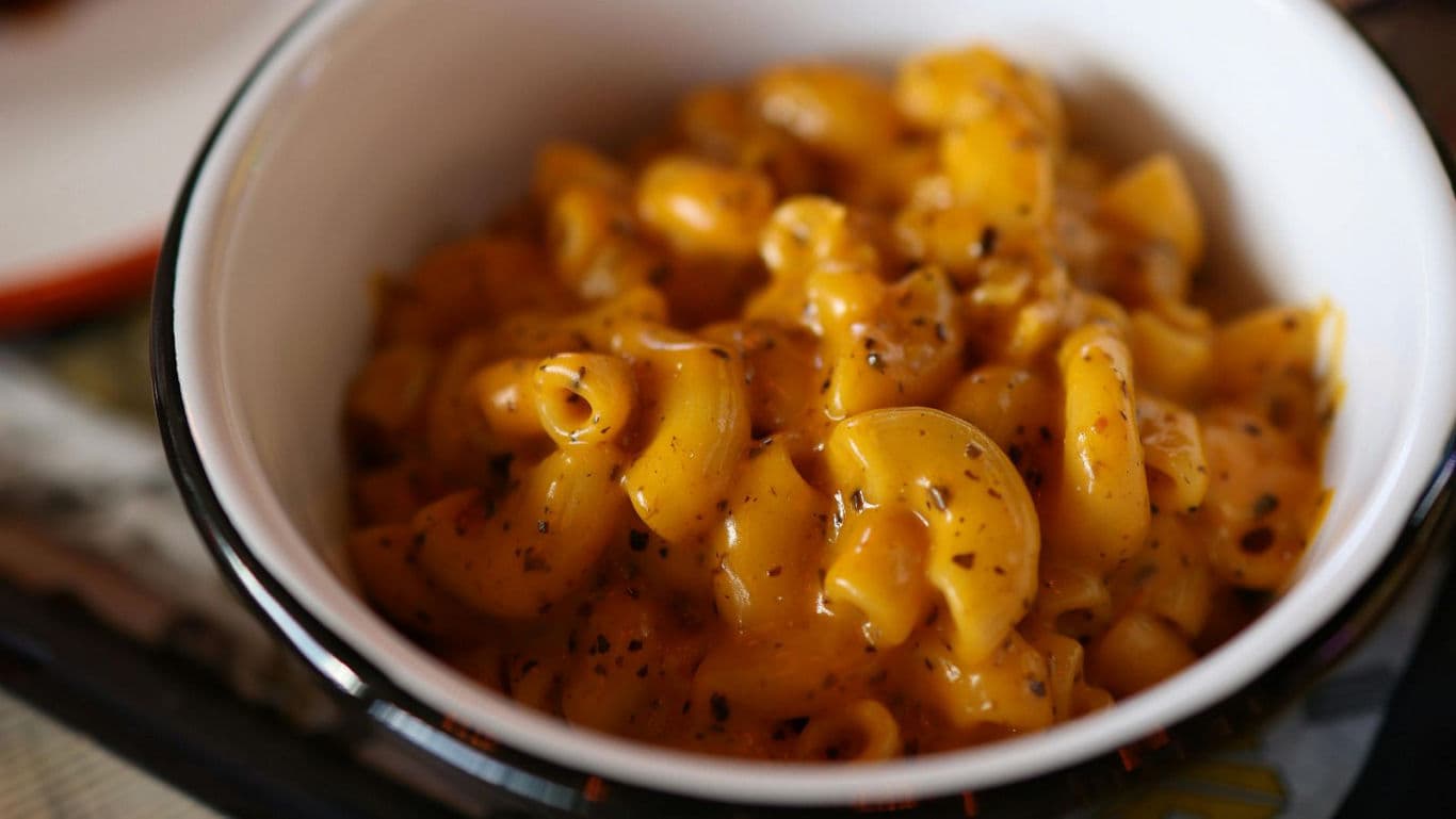 Creamy macaroni and cheese in bowl