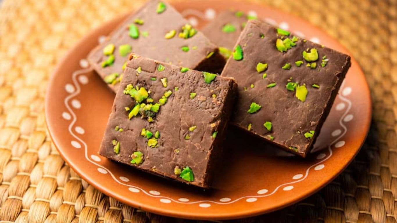 Chocolate fudge squares with pistachios