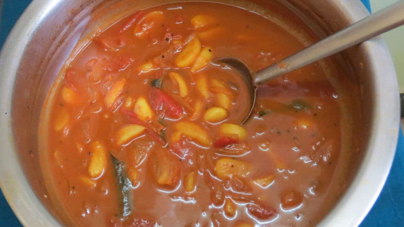 Tomato-based curry with garlic cloves