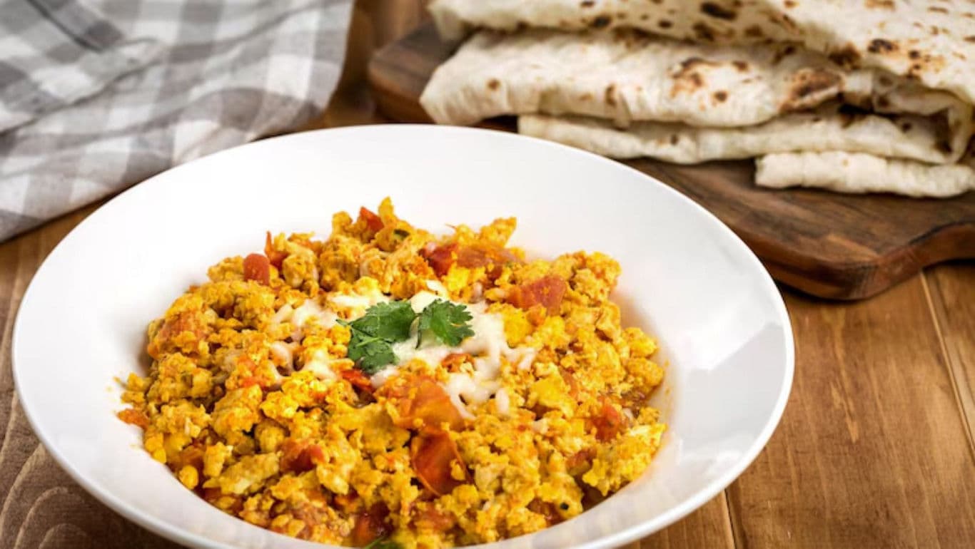 Scrambled egg curry with flatbread