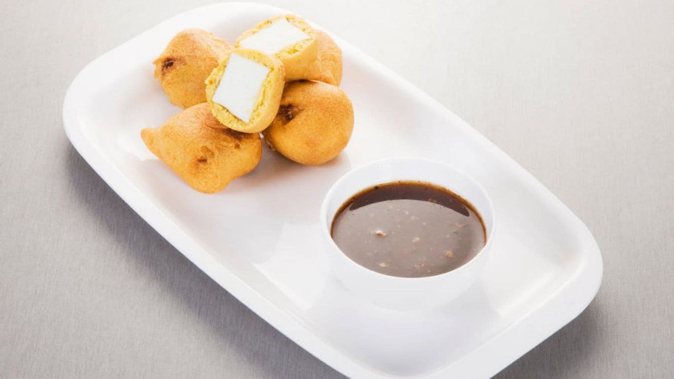 Fried paneer bites with dipping sauce