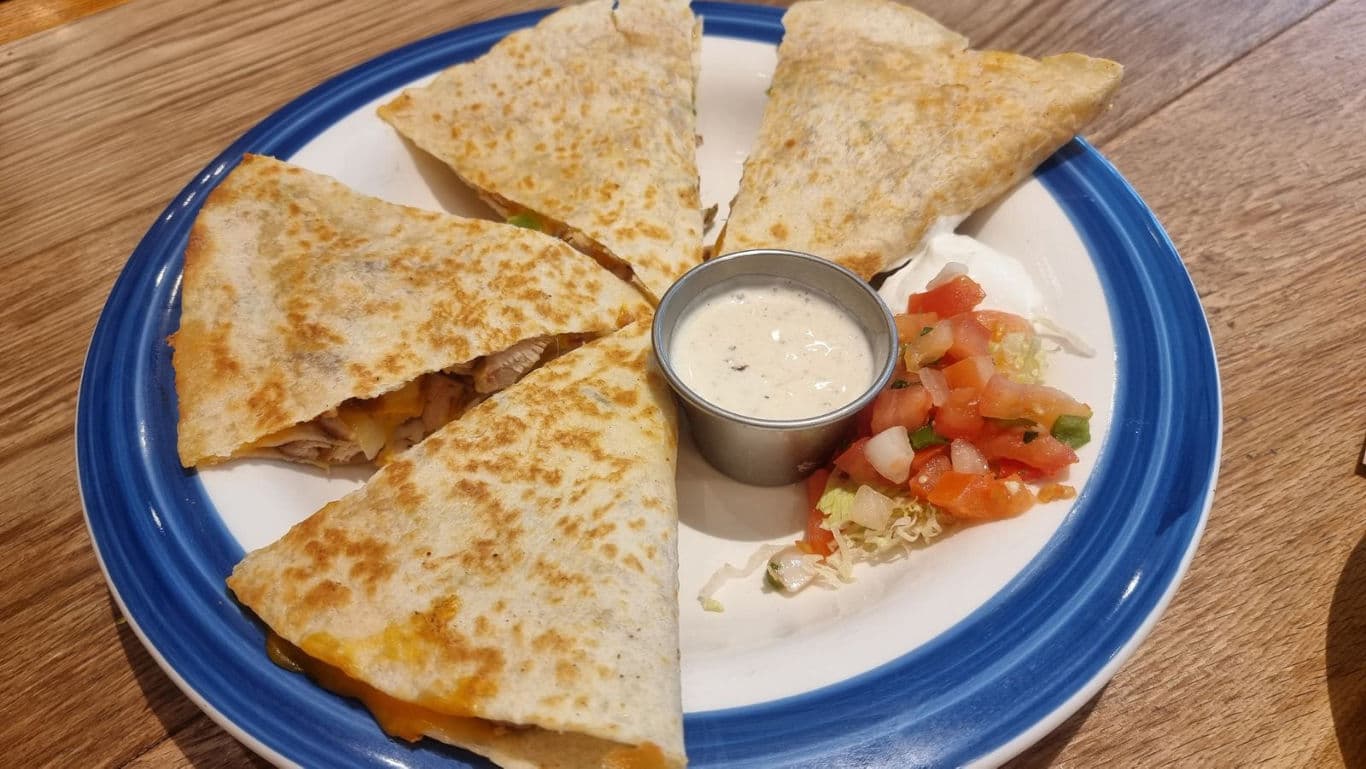 Cheese quesadilla with salsa and dip
