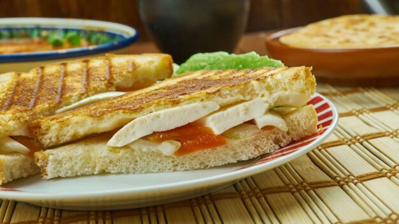 Grilled sandwich with fresh vegetables