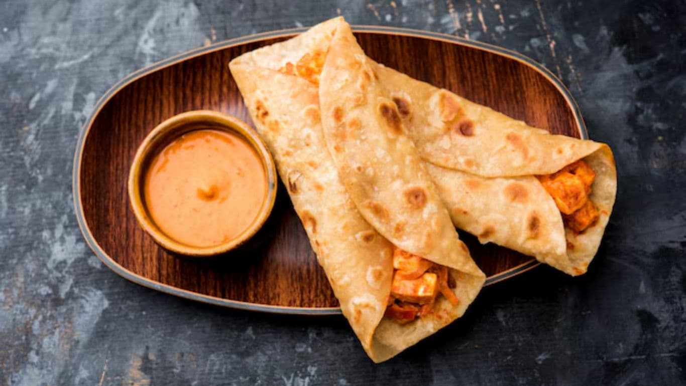 Delicious wraps with spicy dipping sauce