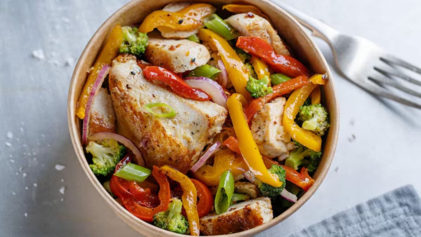 Grilled chicken bowl with colorful vegetables and peppers