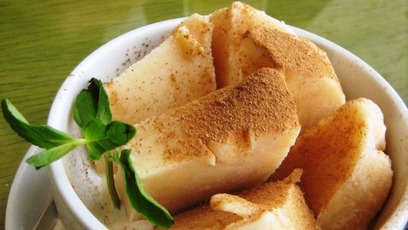 Cinnamon-dusted apple slices in bowl
