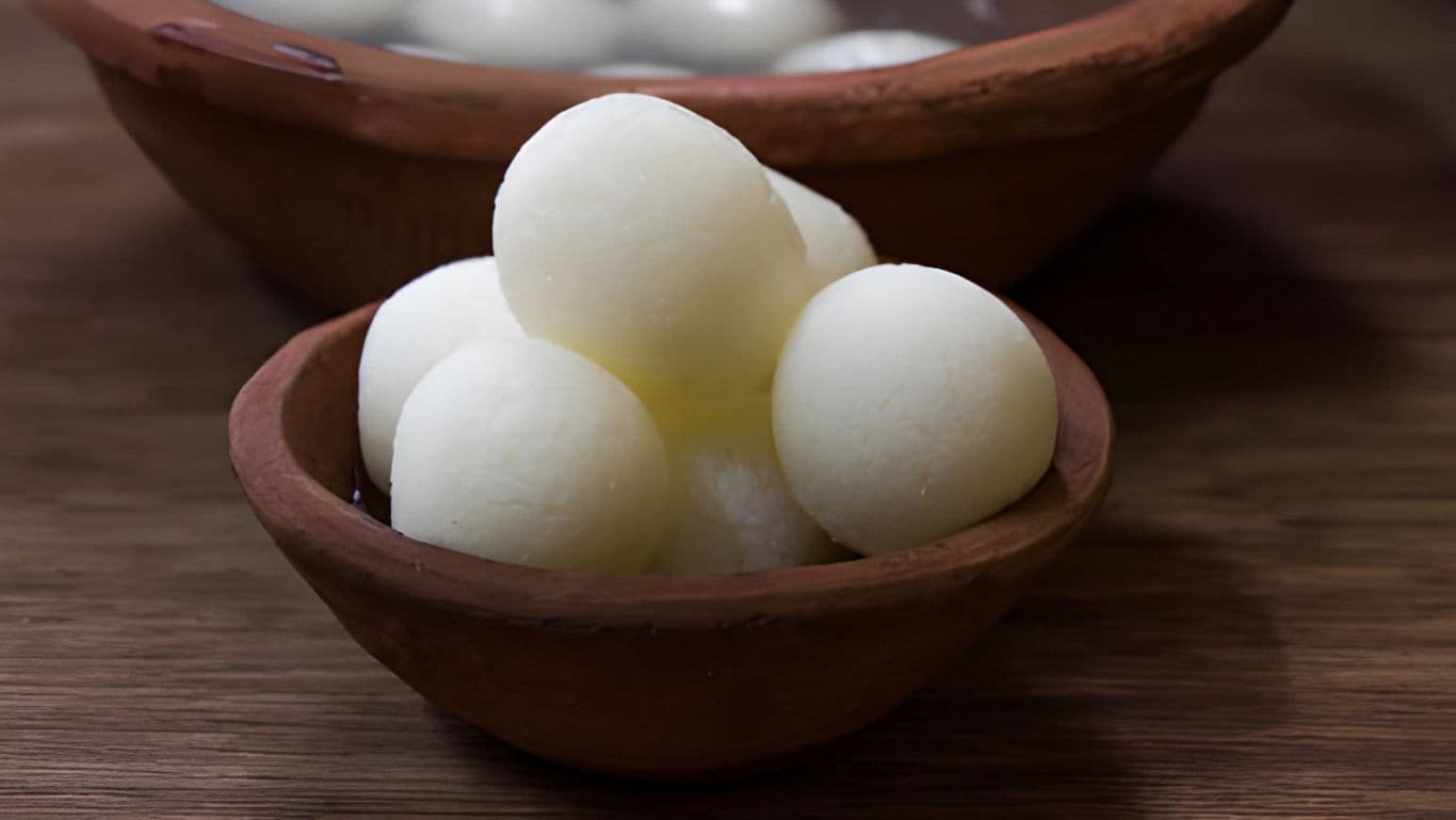 Traditional Rasgulla in Clay Bowls