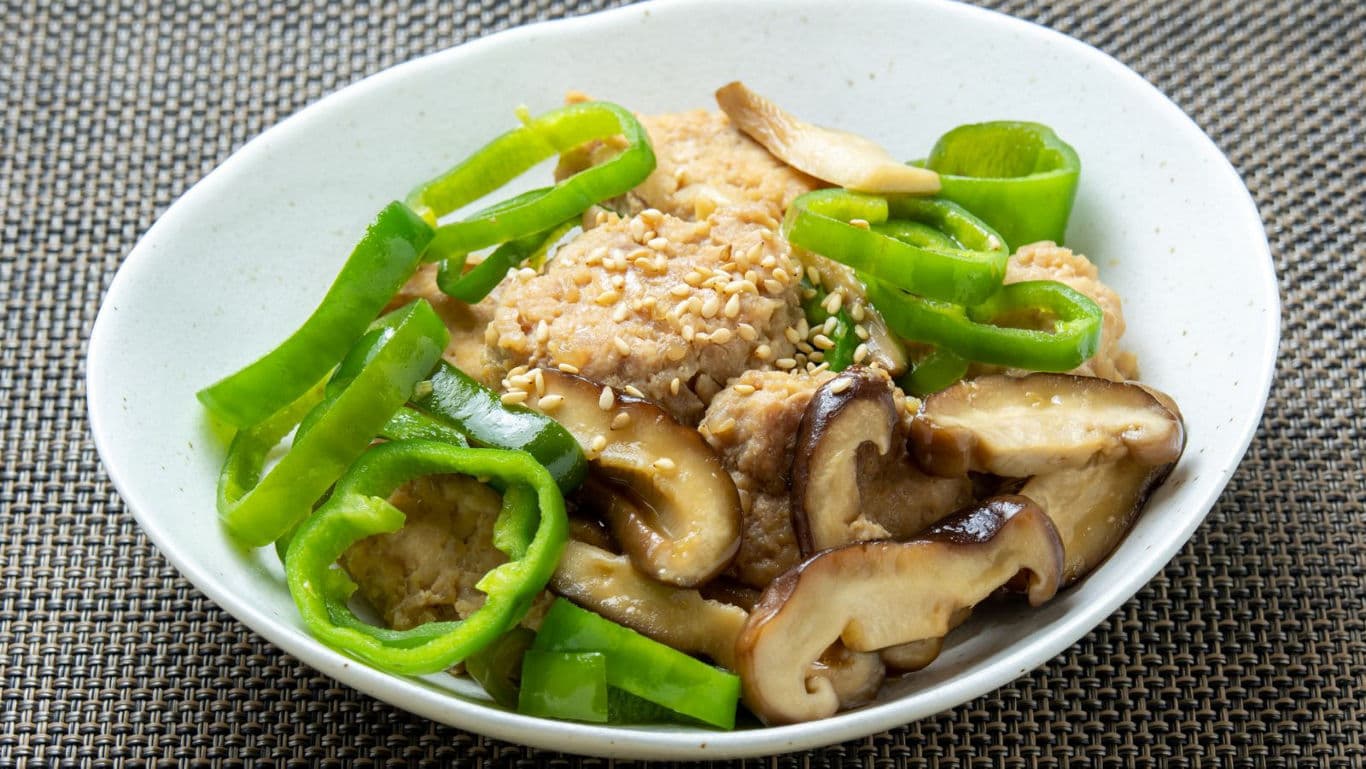 Stir-fried chicken with mushrooms and peppers
