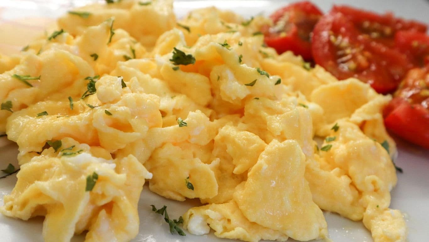 Scrambled eggs with fresh tomatoes