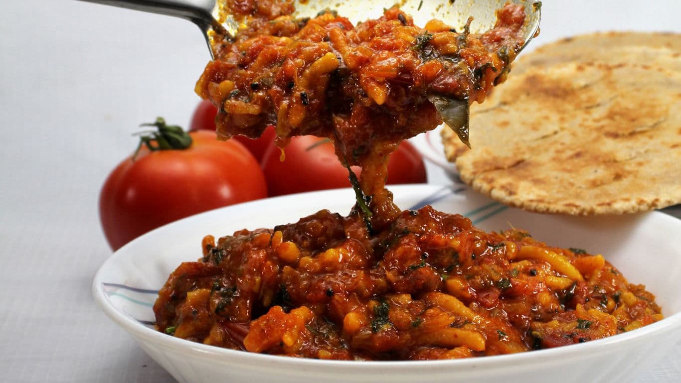 Spicy tomato curry with flatbread