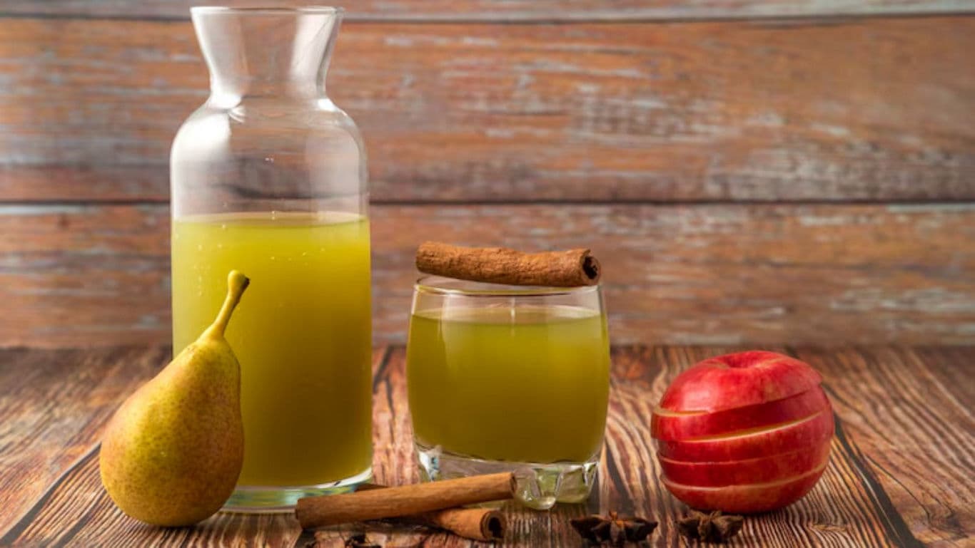 Pear and apple juice with cinnamon sticks