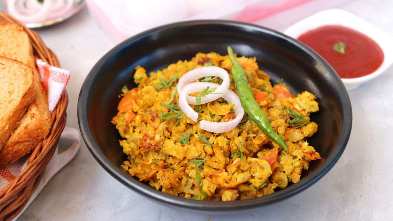 Spicy scrambled egg dish with garnishes