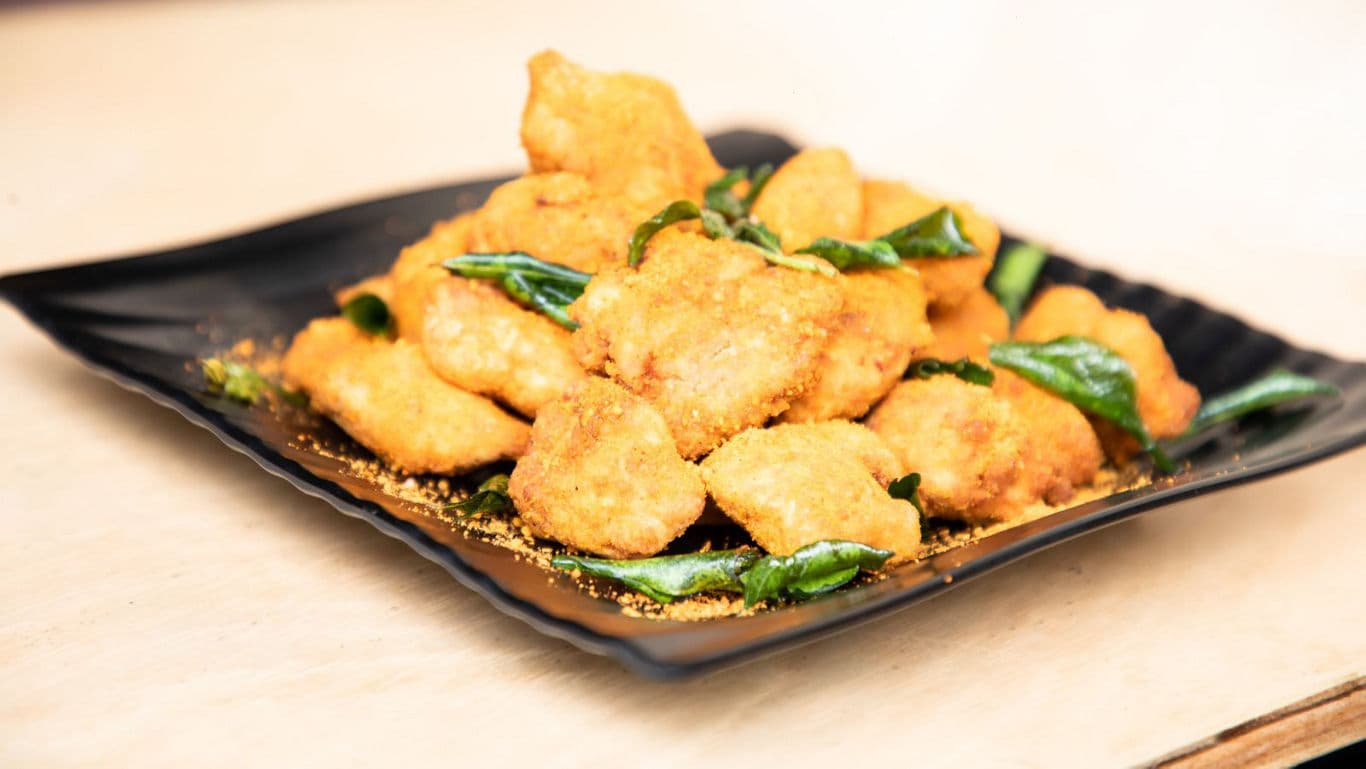Crispy fried nuggets with curry leaves