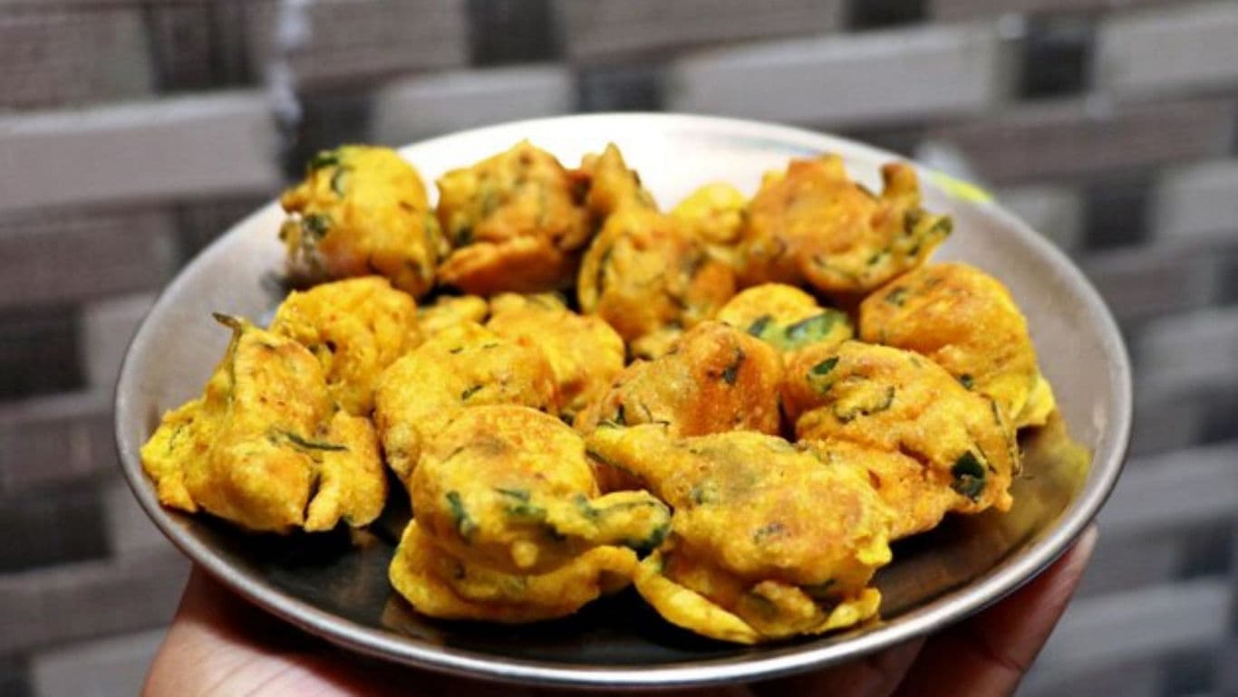 Plate of freshly made Indian vegetable pakoras