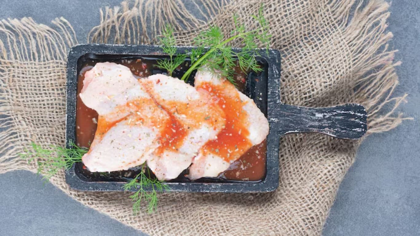 Grilled meat slices with tomato sauce
