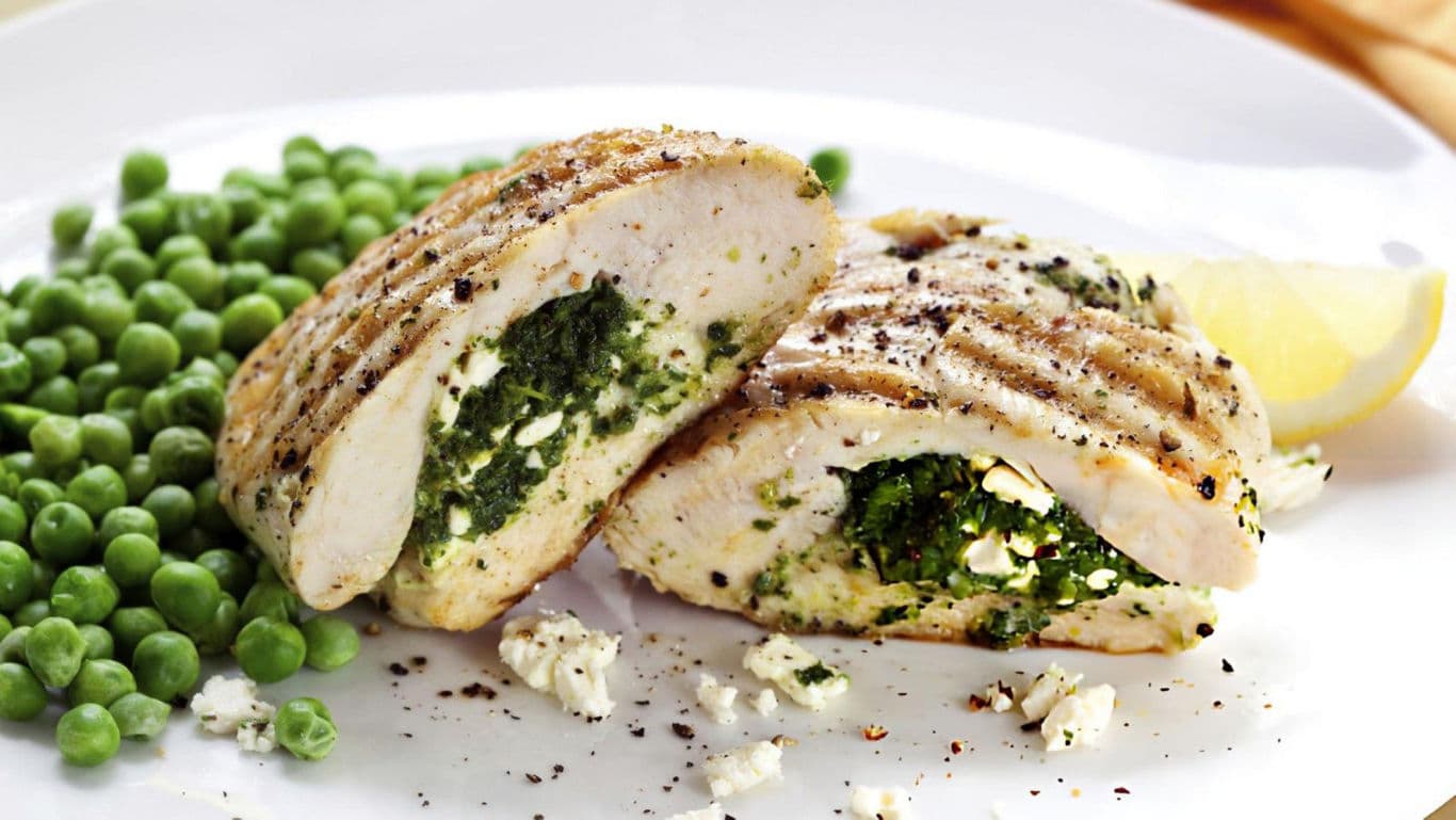 Stuffed chicken breast with peas and lemon