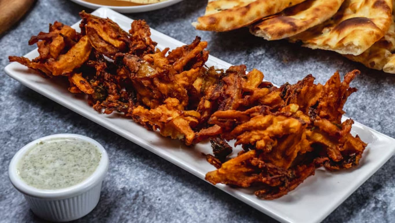 Crispy onion bhaji with naan and dipping sauce