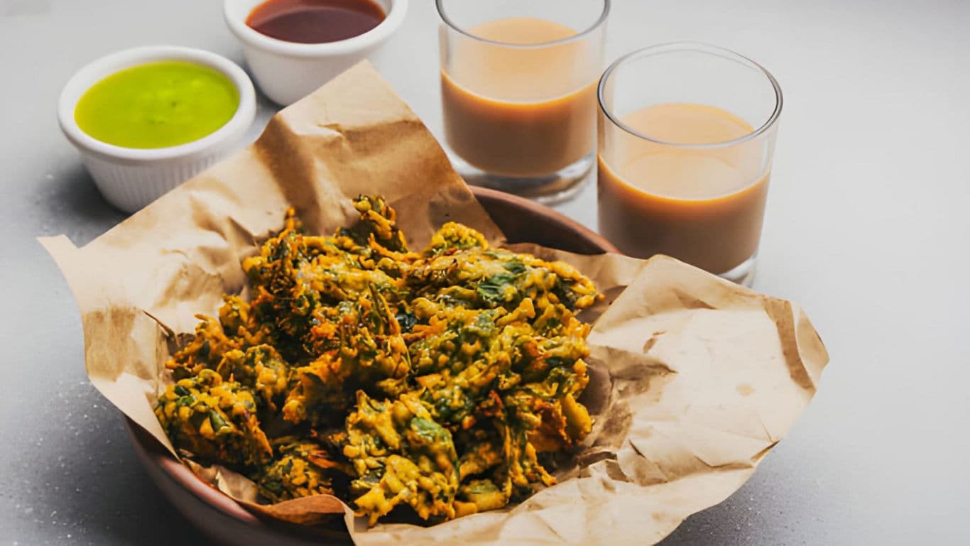 Crispy fritters with tea and chutneys