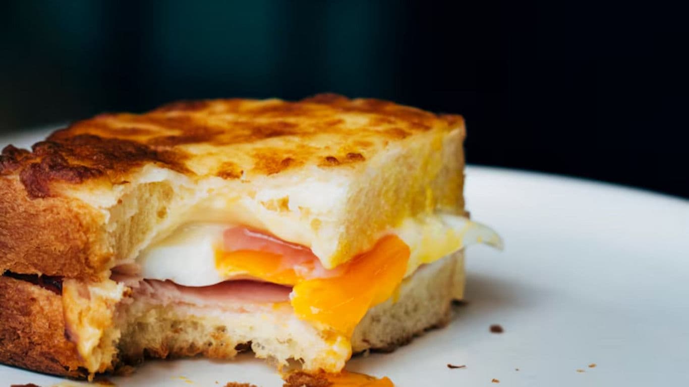 Grilled sandwich with egg and ham