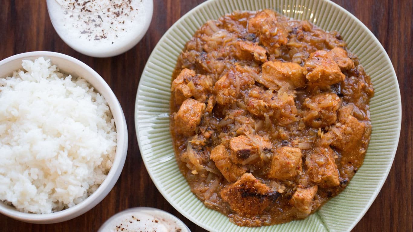 Spiced chicken curry with rice sides