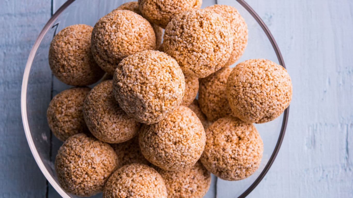 Til laddoos in a bowl.