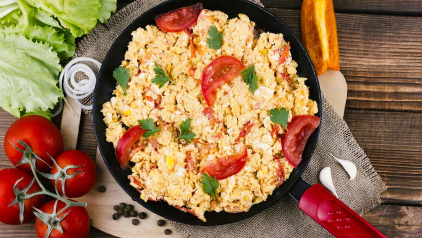 Scrambled eggs with tomatoes in skillet