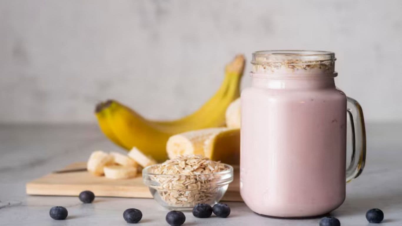 Banana Smoothie with Oats and Blueberries