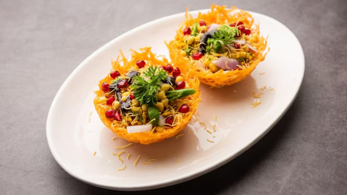 Crispy snack baskets with vibrant toppings