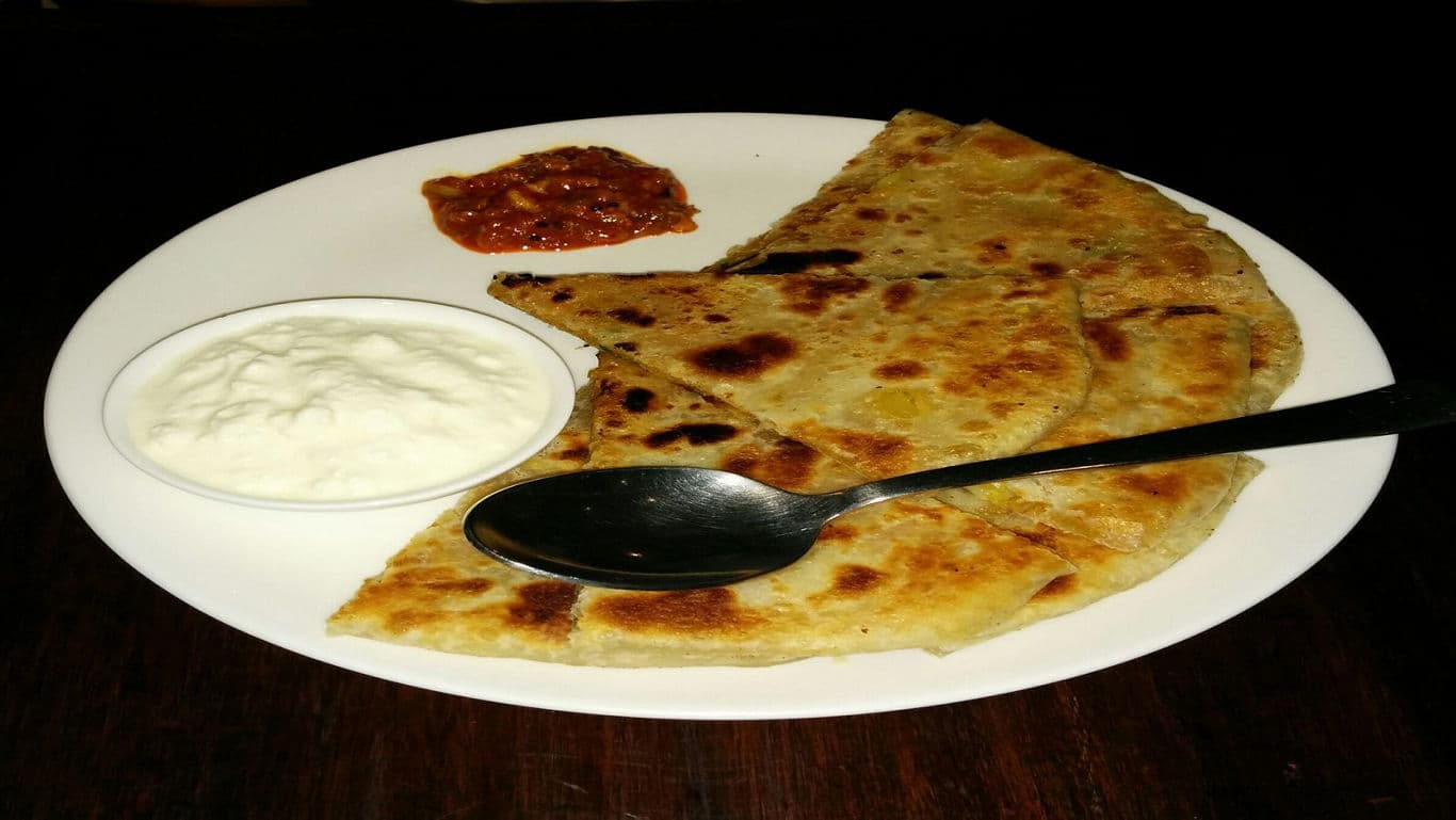 The Envelope vs. The Potli: Mastering Gobi Paratha Folds for No Spillage