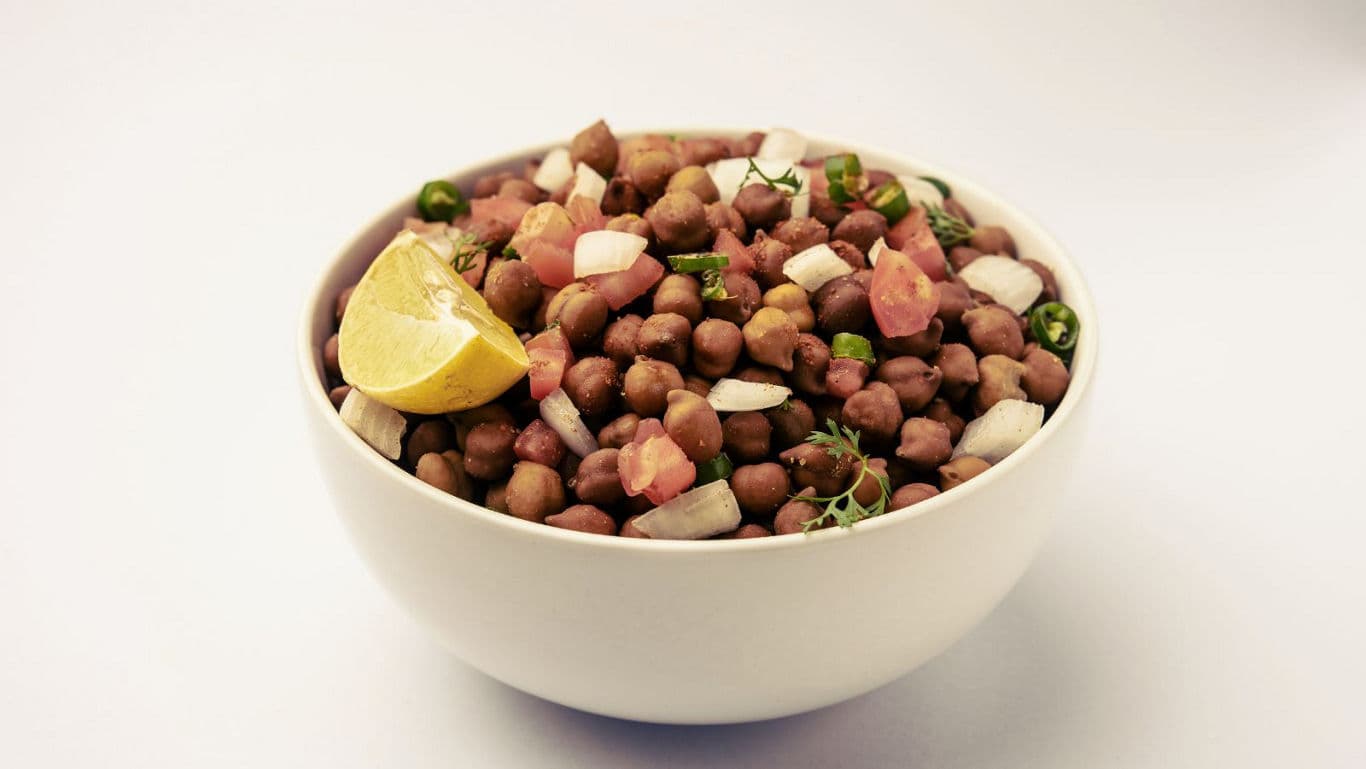Bowl of spiced chickpea salad with lemon
