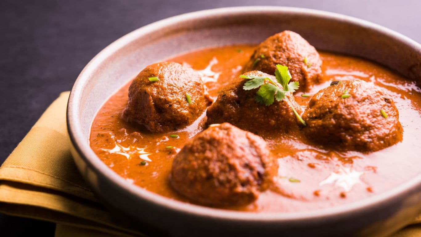 Spicy meatballs in rich curry sauce