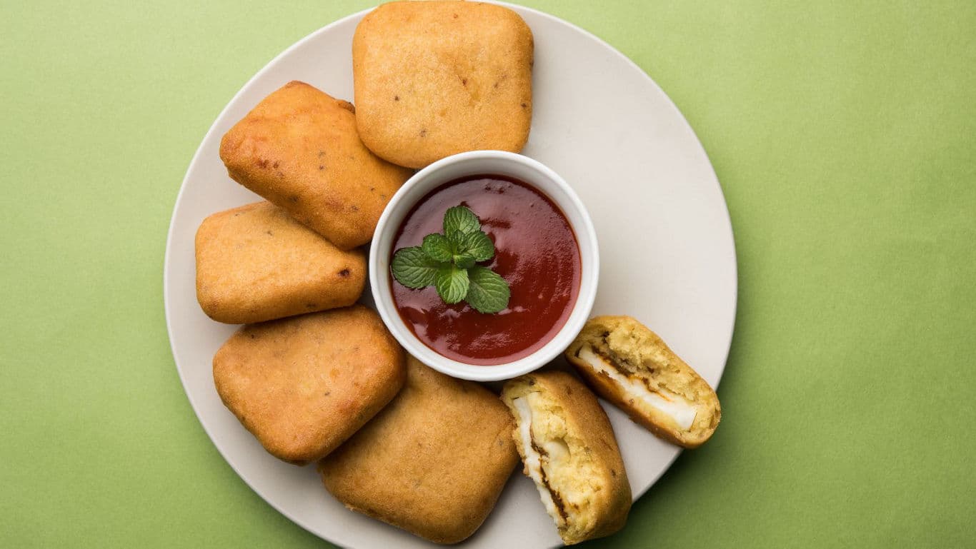 Dry paneer starter served with chutneys and garnishes