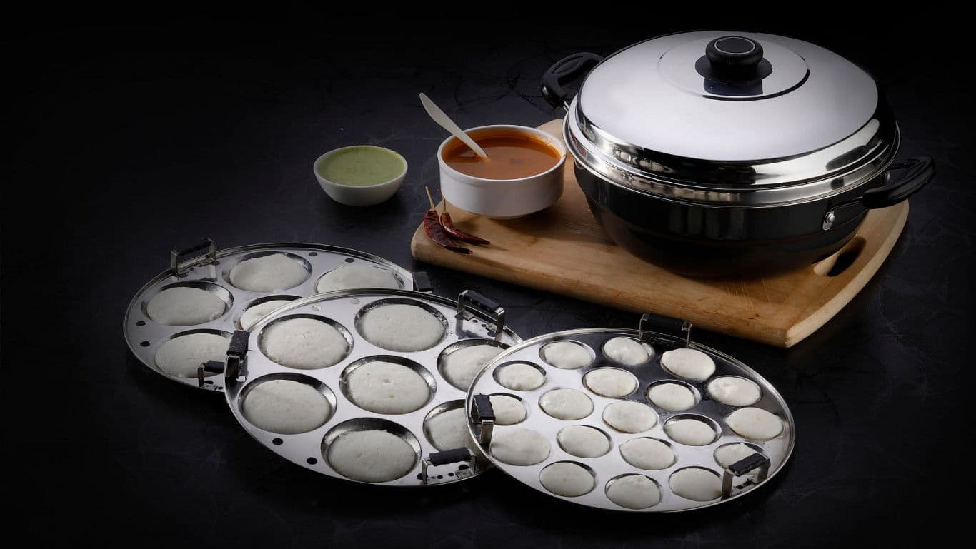 Fresh steamed idlis